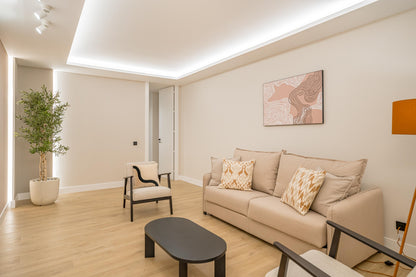 Edificio de lujo en Madrid con historia y elegancia en Calle Príncipe 8