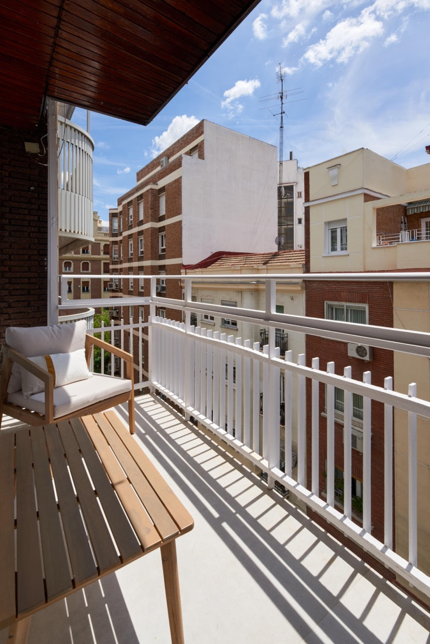 Piso de lujo en Madrid con diseño elegante y vistas abiertas en Calle Naciones