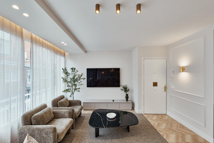 Piso de lujo en Madrid con diseño elegante y vistas abiertas en Calle Naciones