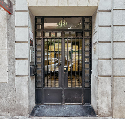 Piso de lujo en Madrid con terraza y luz natural en Calle Montesa