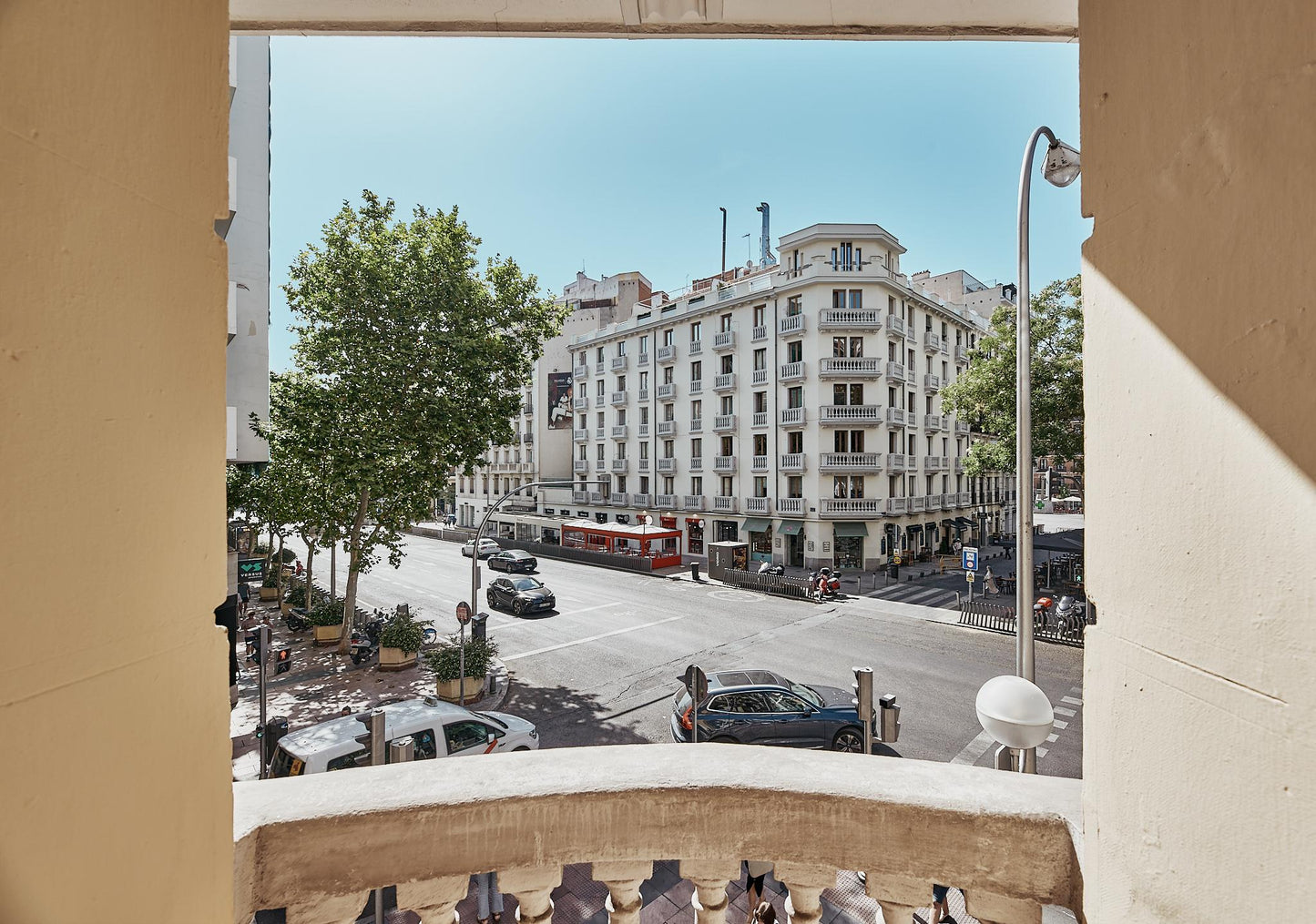 Piso de lujo en Madrid con balcones y diseño elegante en Calle Goya
