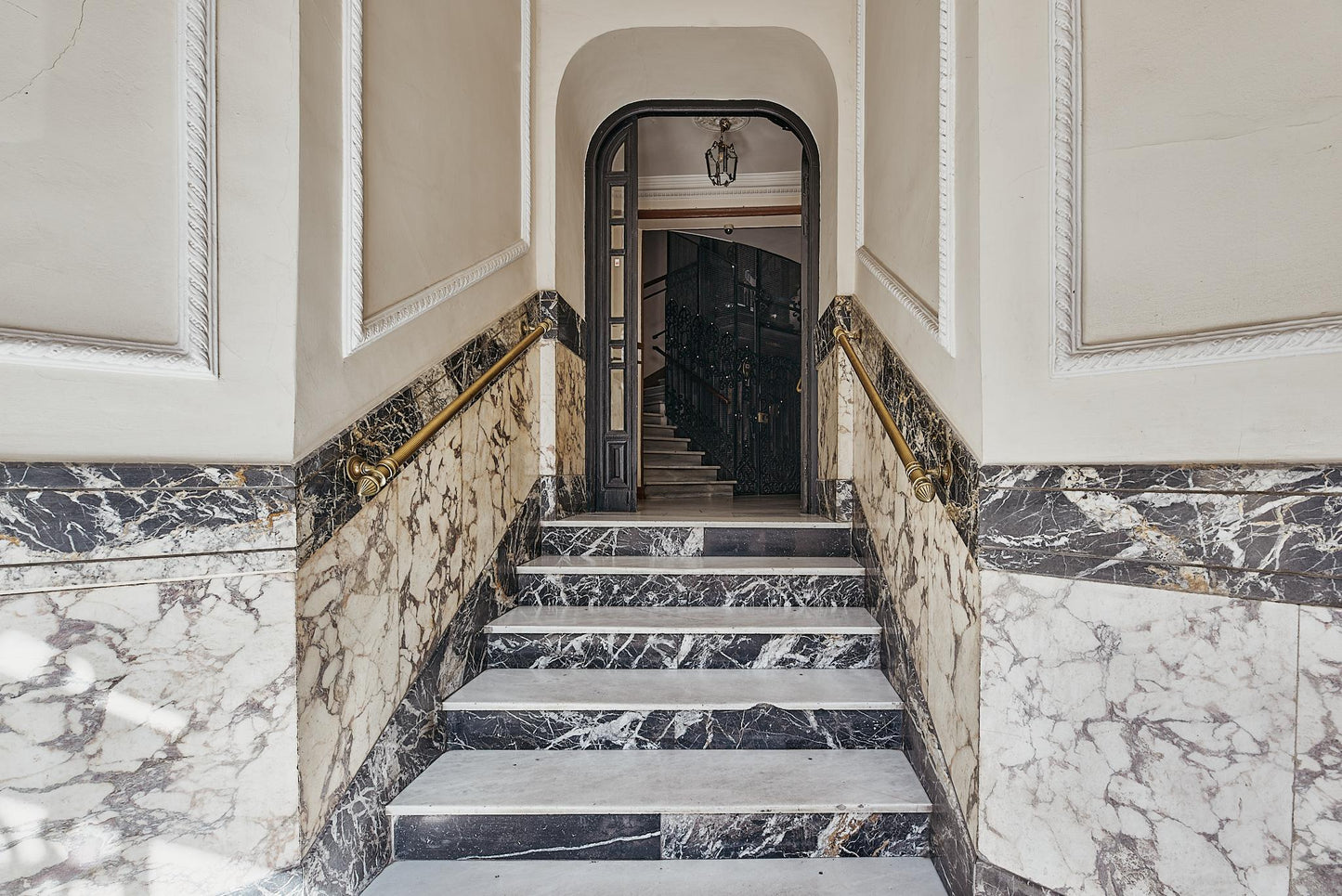 Piso de lujo en Madrid con balcones y diseño elegante en Calle Goya