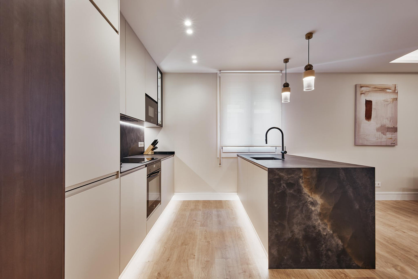 Piso de lujo en Madrid con terraza y luz natural en Calle Montesa