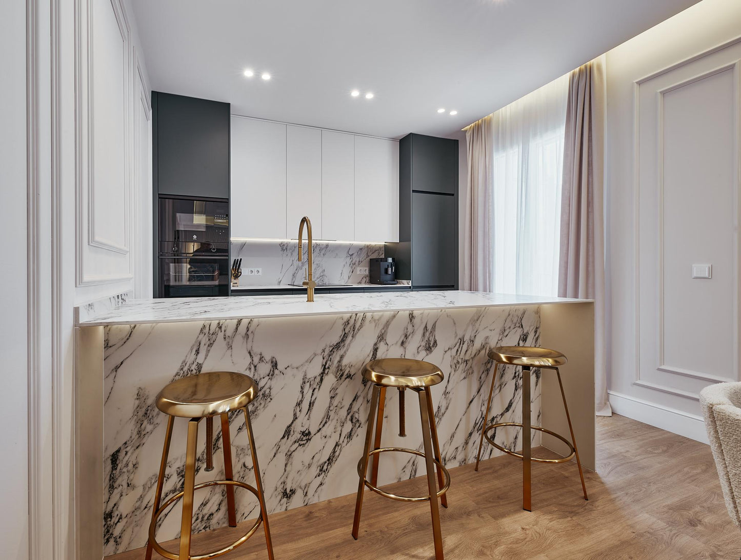 Piso de lujo en Madrid con balcón y diseño contemporáneo en Calle Hermosilla