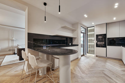 Piso de lujo en Madrid con balcón y diseño en Calle María de Molina