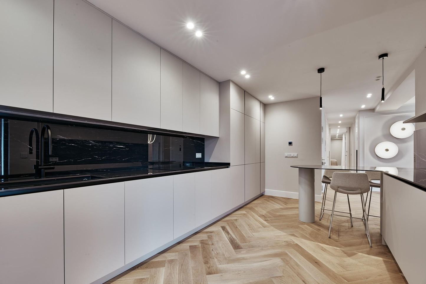 Piso de lujo en Madrid con balcón y diseño en Calle María de Molina