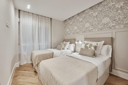 Piso de lujo en Madrid con balcón y diseño en Calle María de Molina