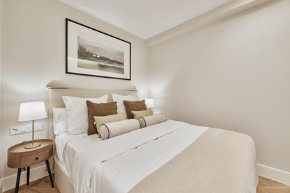 Piso de lujo en Madrid con balcón y diseño en Calle María de Molina