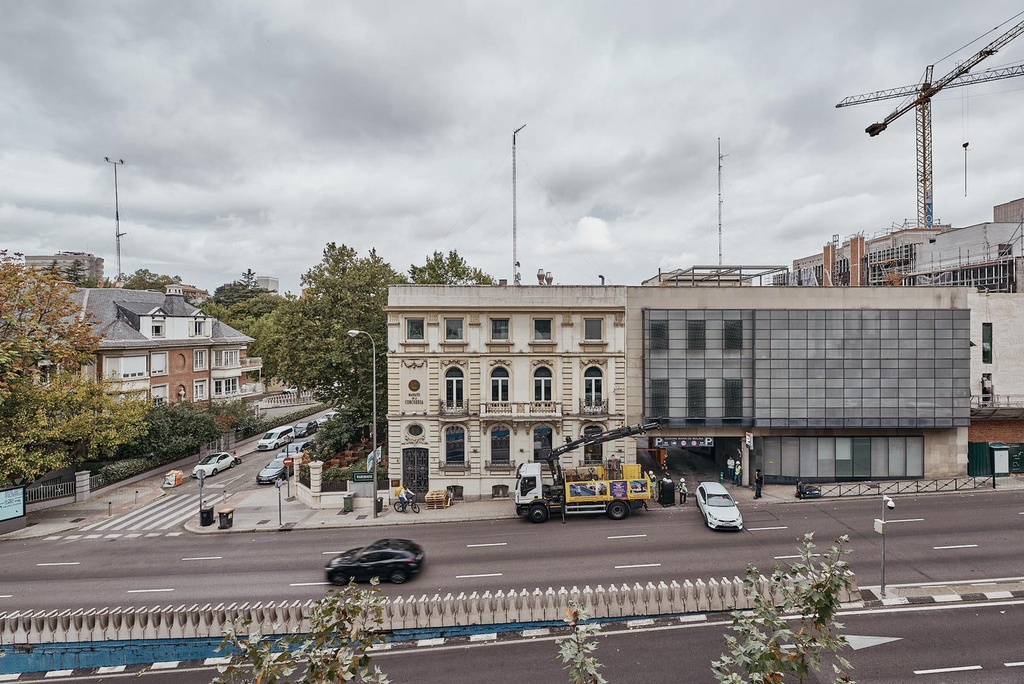 Piso de lujo en Madrid con balcón y diseño en Calle María de Molina