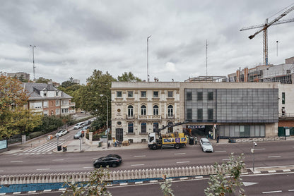 Piso de lujo en Madrid con balcón y diseño en Calle María de Molina