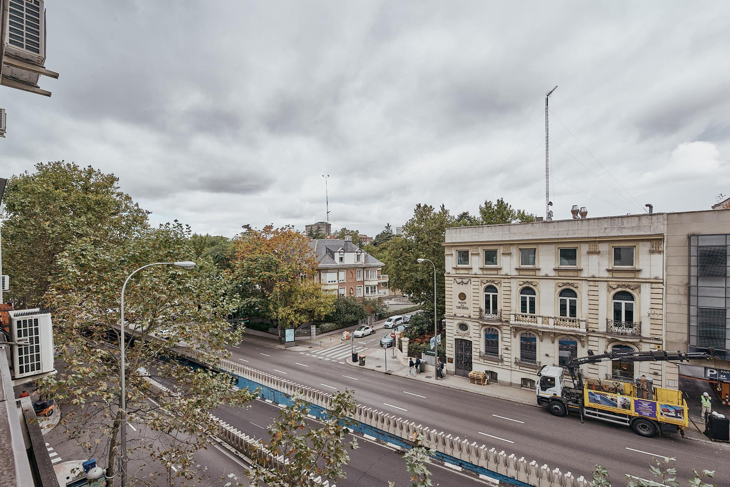 Piso de lujo en Madrid con balcón y diseño en Calle María de Molina