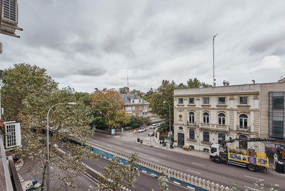 Piso de lujo en Madrid con balcón y diseño en Calle María de Molina