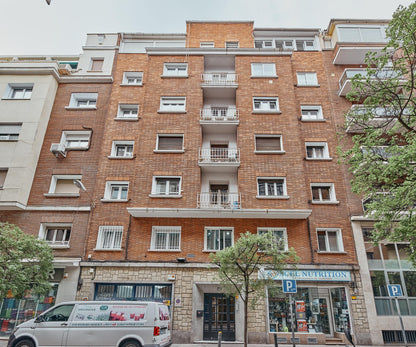 Piso de lujo en Madrid con terraza privada en Calle Naciones